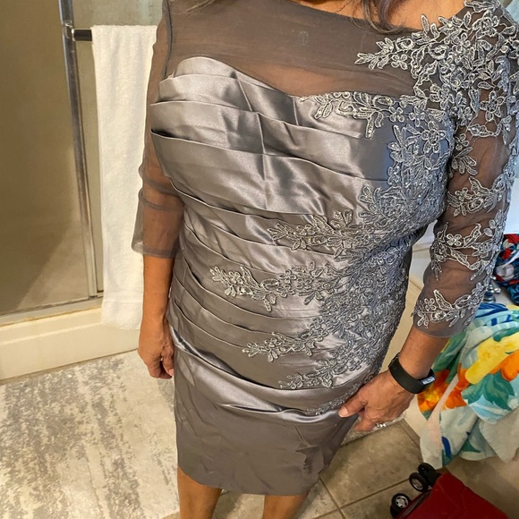 New unused Mother of the Bride dress. Satin sheath knee length. Size 6-8. - Picture 3 of 6